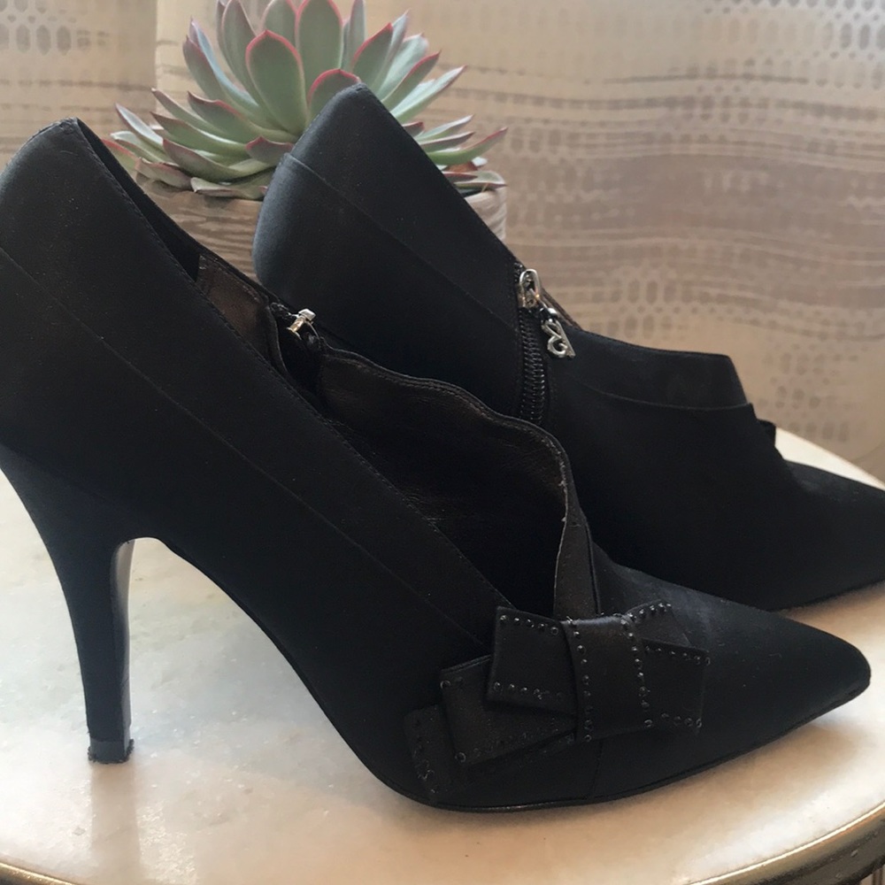 Chic Black Satin Bourne Heels, Sz. 8